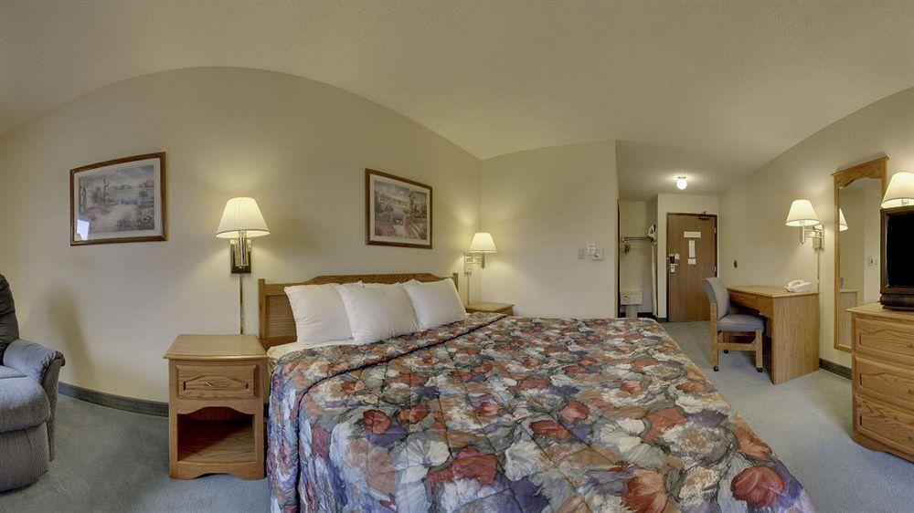 Super 8 By Wyndham Green Bay Near Stadium מראה חיצוני תמונה