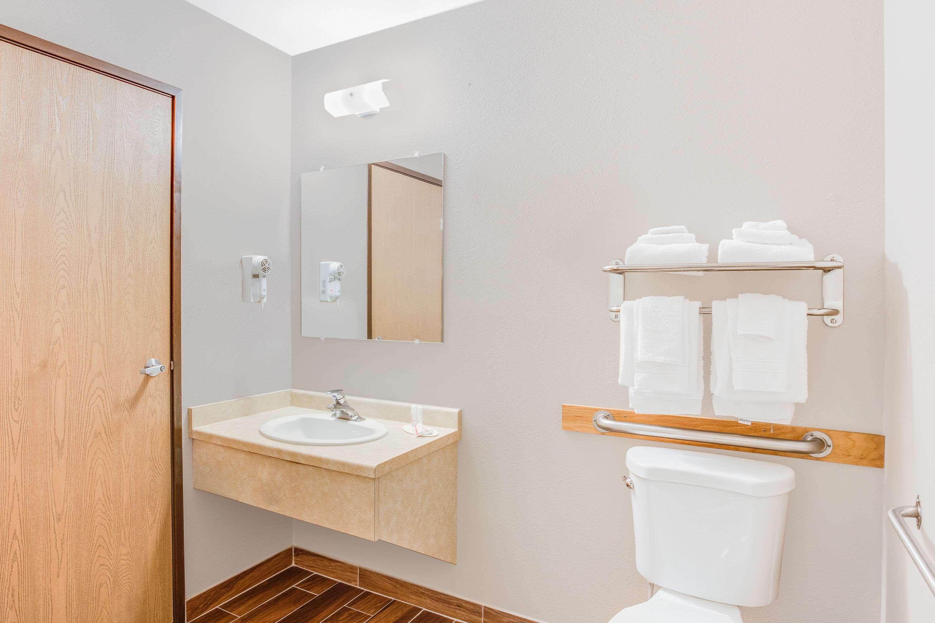 Super 8 By Wyndham Green Bay Near Stadium מראה חיצוני תמונה