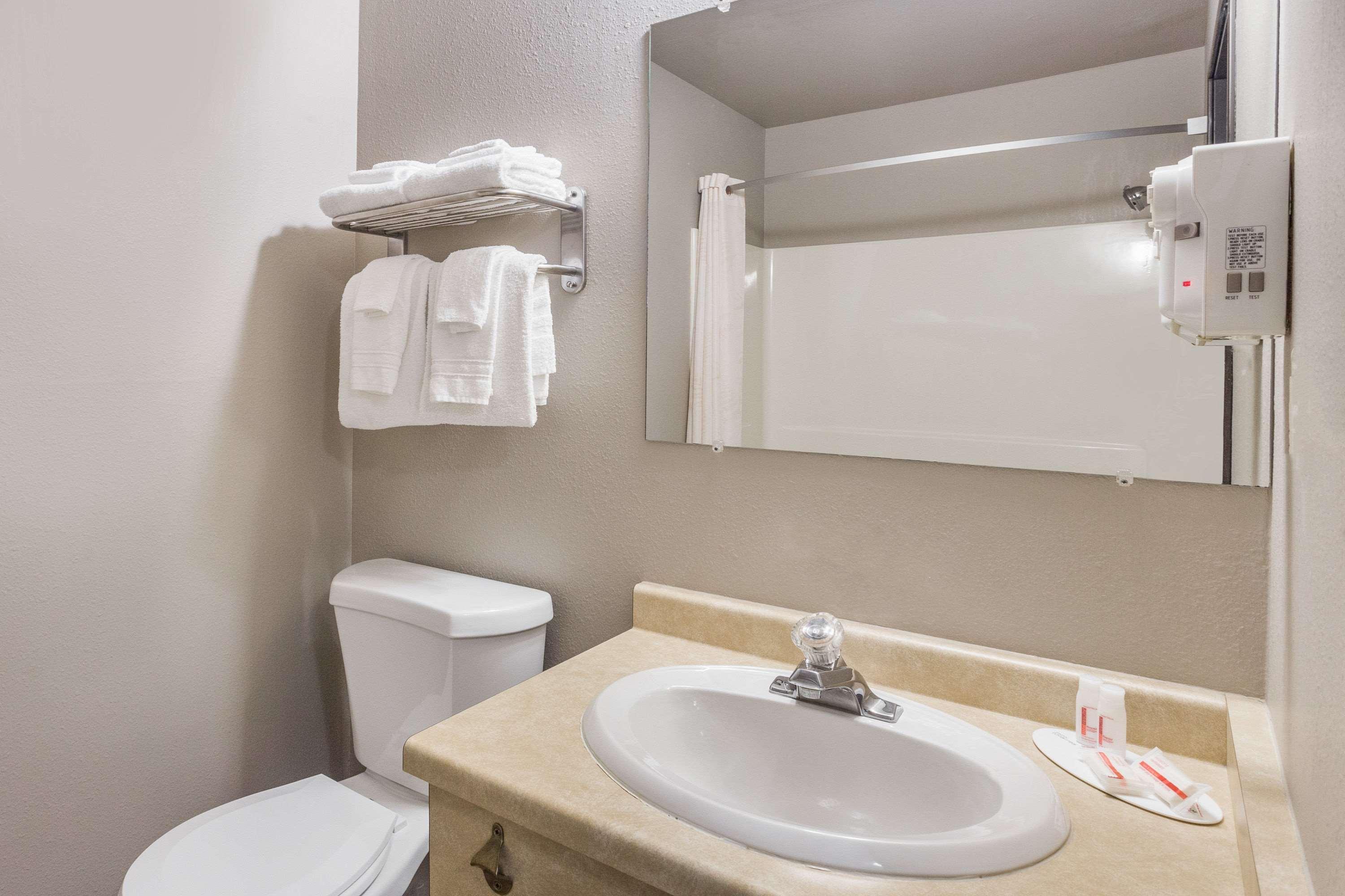 Super 8 By Wyndham Green Bay Near Stadium מראה חיצוני תמונה
