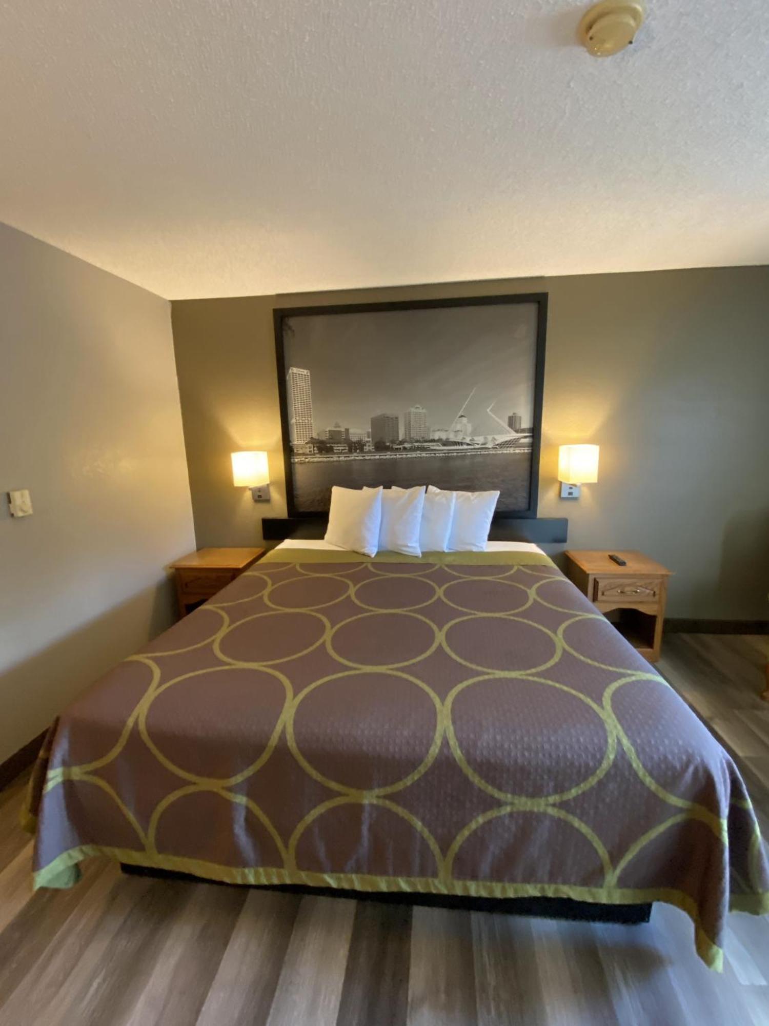 Super 8 By Wyndham Green Bay Near Stadium מראה חיצוני תמונה