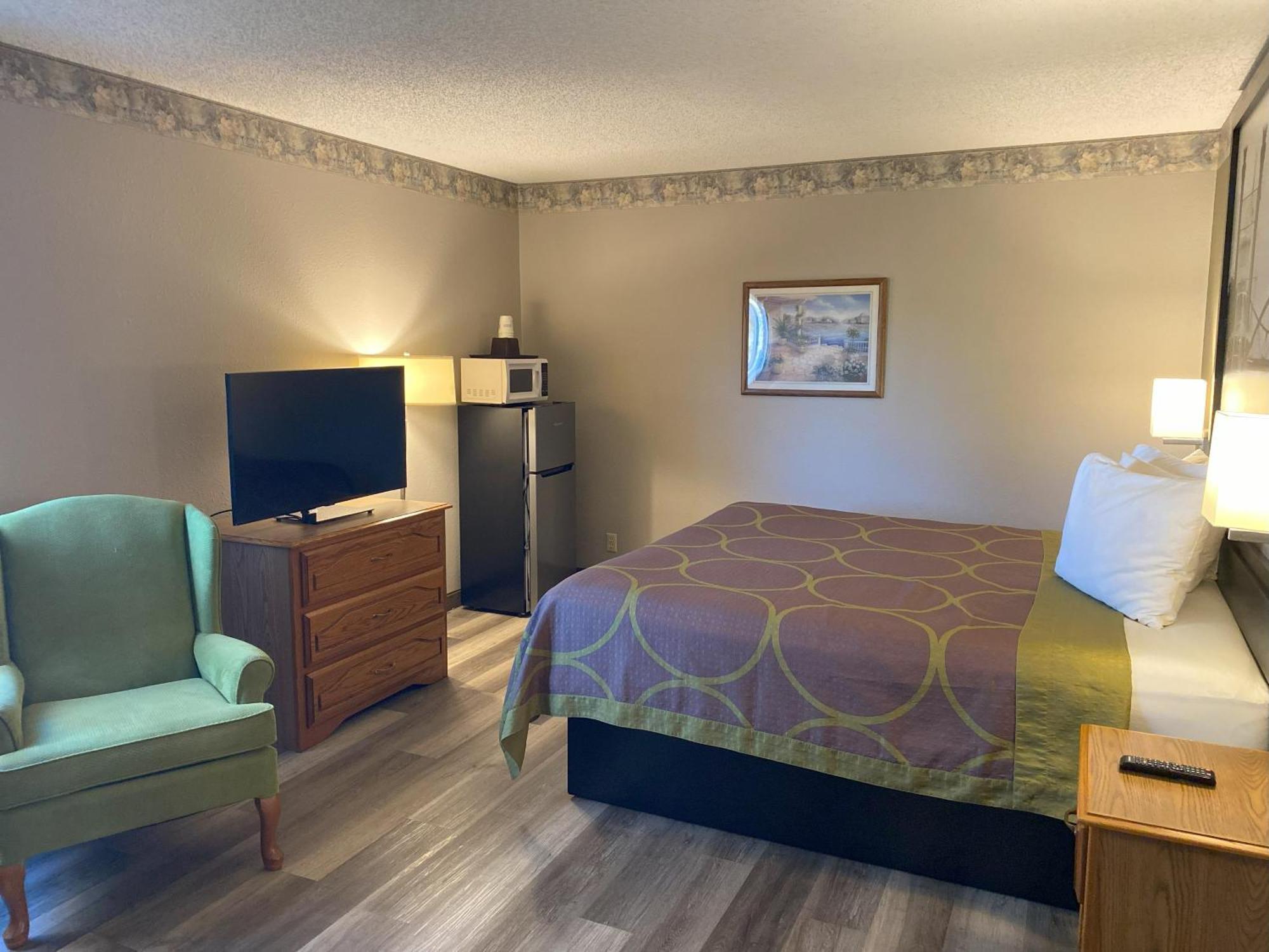 Super 8 By Wyndham Green Bay Near Stadium מראה חיצוני תמונה