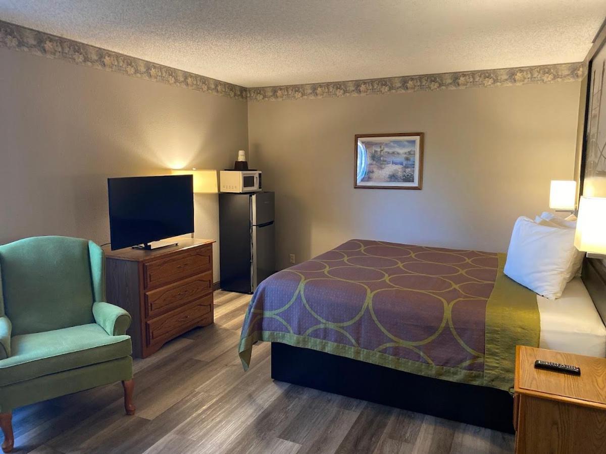 Super 8 By Wyndham Green Bay Near Stadium מראה חיצוני תמונה