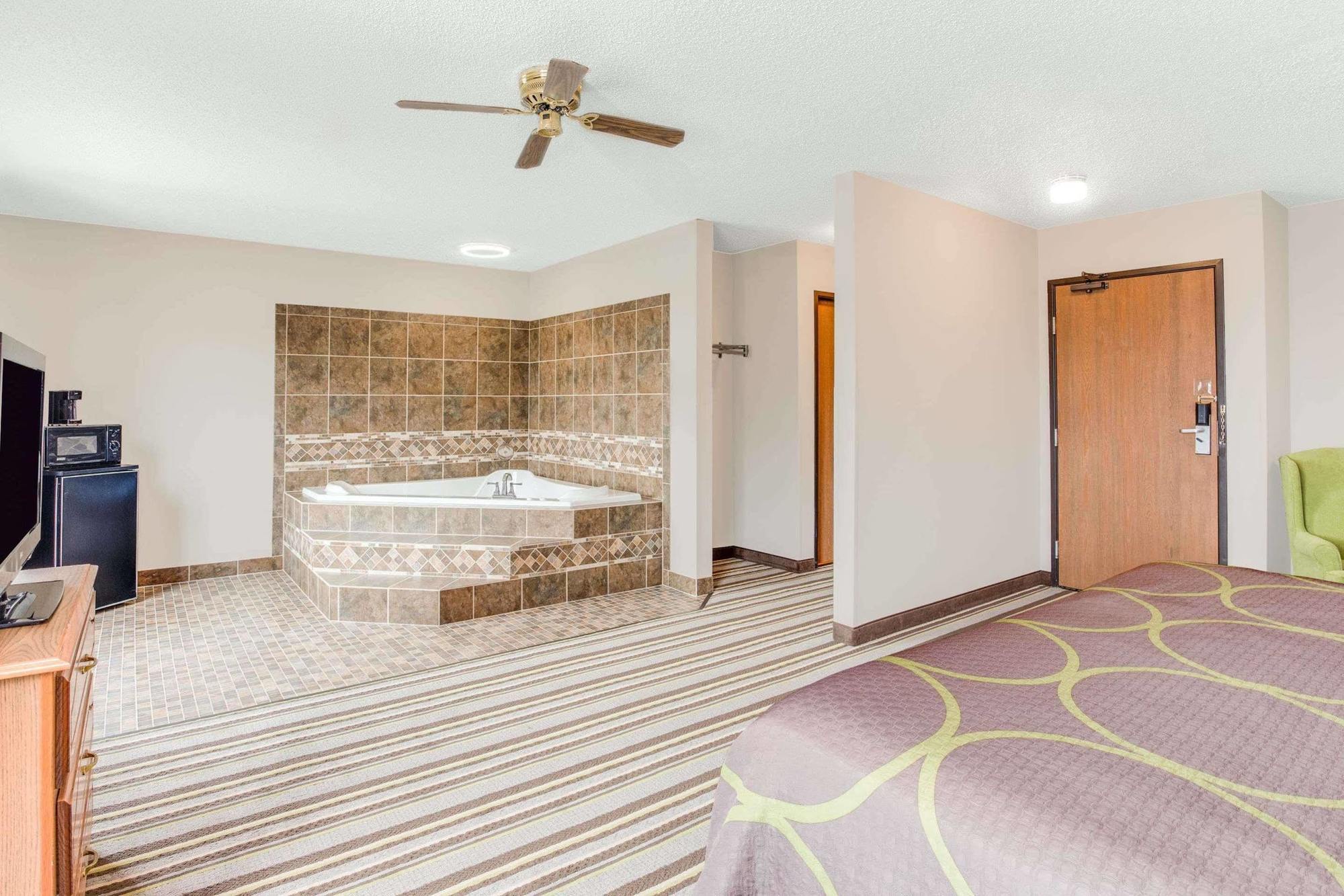 Super 8 By Wyndham Green Bay Near Stadium מראה חיצוני תמונה
